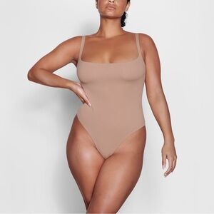 Skims Fits Everybody SQUARE NECK BODYSUIT, Sienna - S
